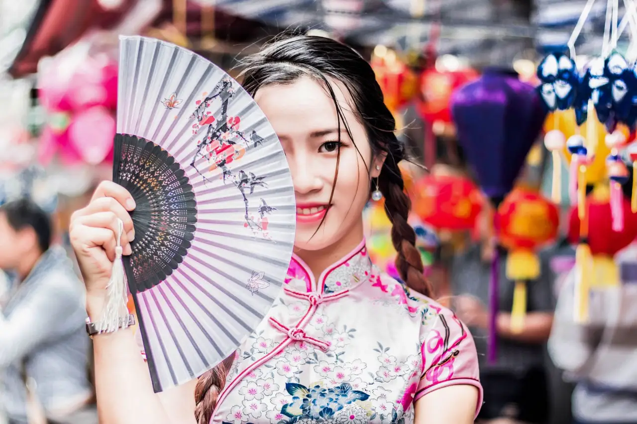 沫彩服饰风衣与连衣裙产品面料工艺对比分析