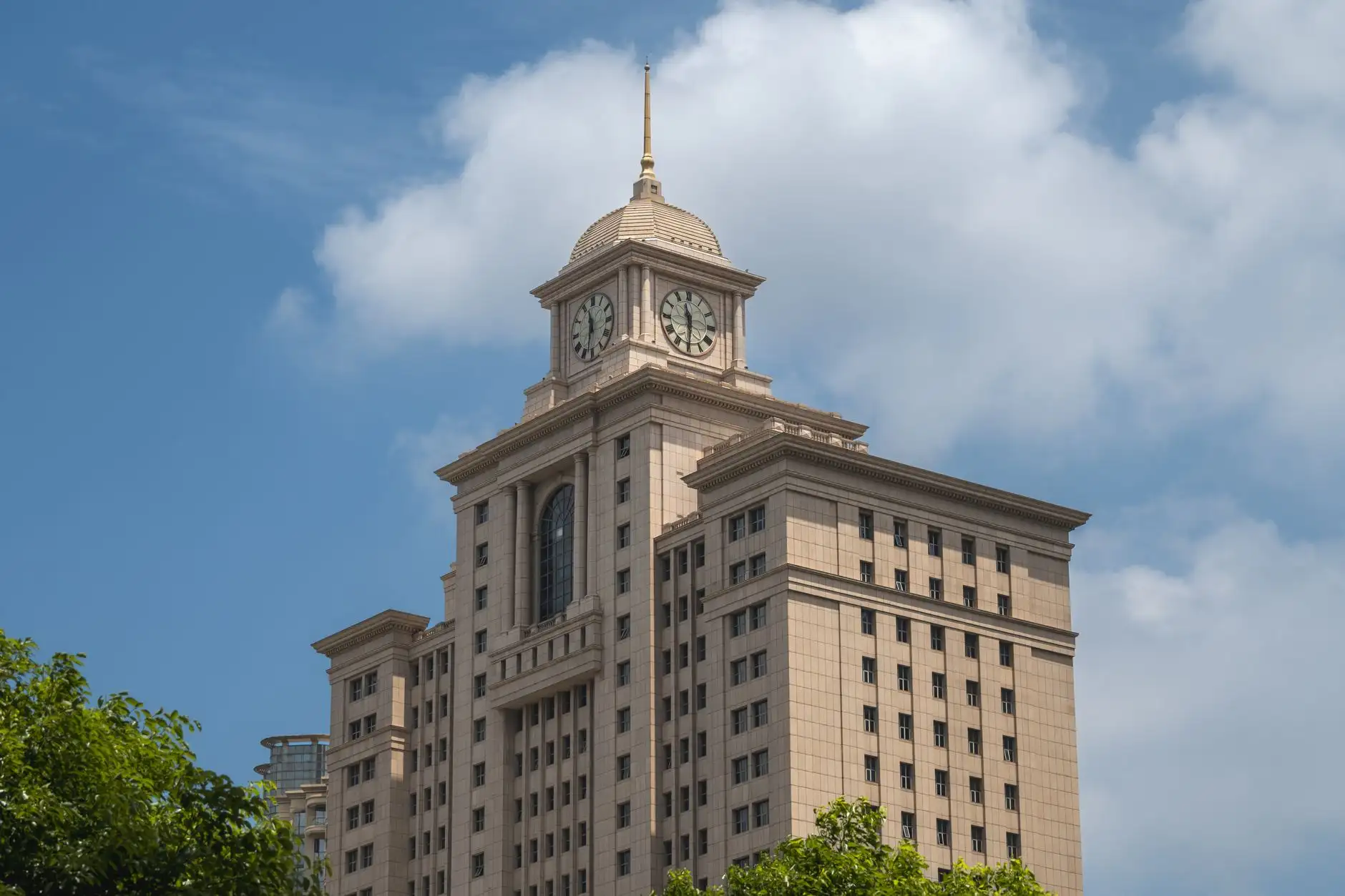 2025春夏女装流行趋势解析：连衣裙与风衣设计方向洞察