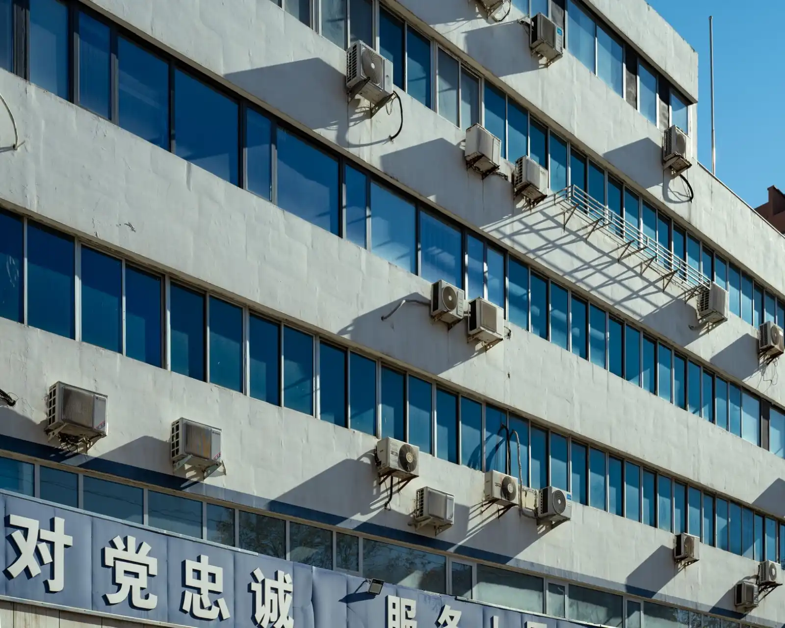 2025春夏女装连衣裙流行趋势解析与选款指南