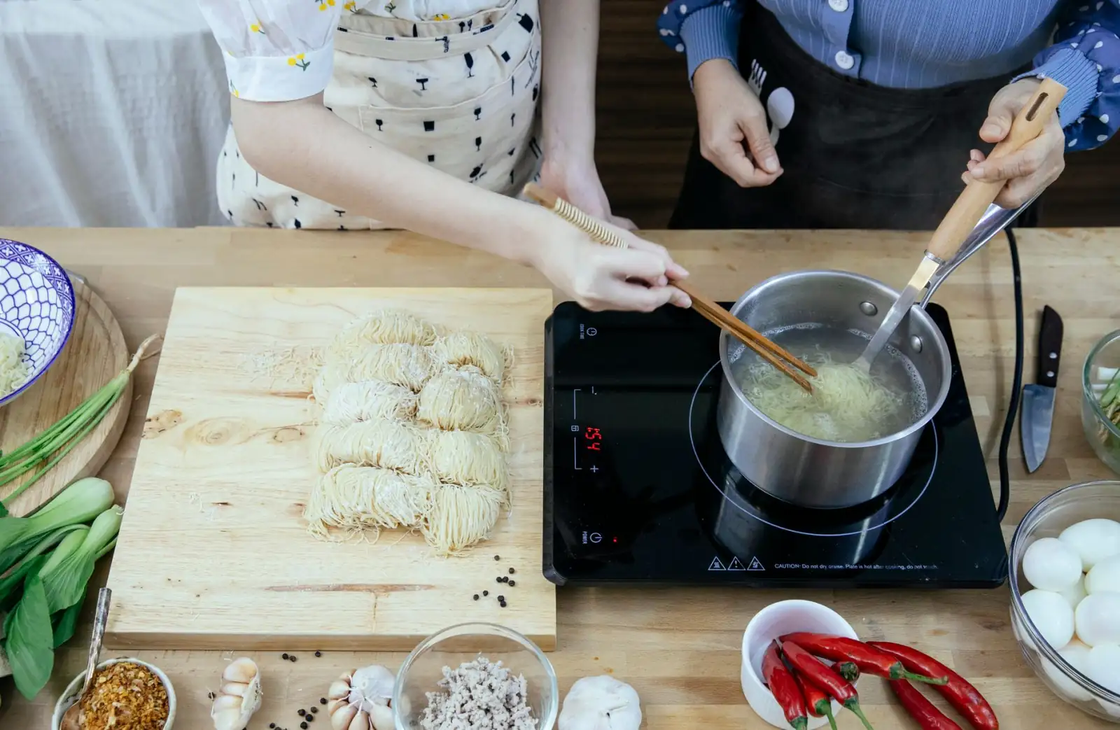 2025年杭州沫彩服饰四季女装批发产品线全解析