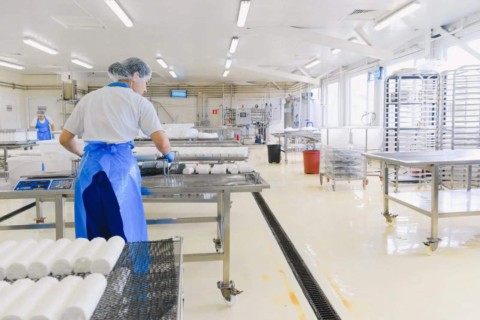 风衣面料工艺升级指南：如何通过品质管控提升四季女装批发竞争力