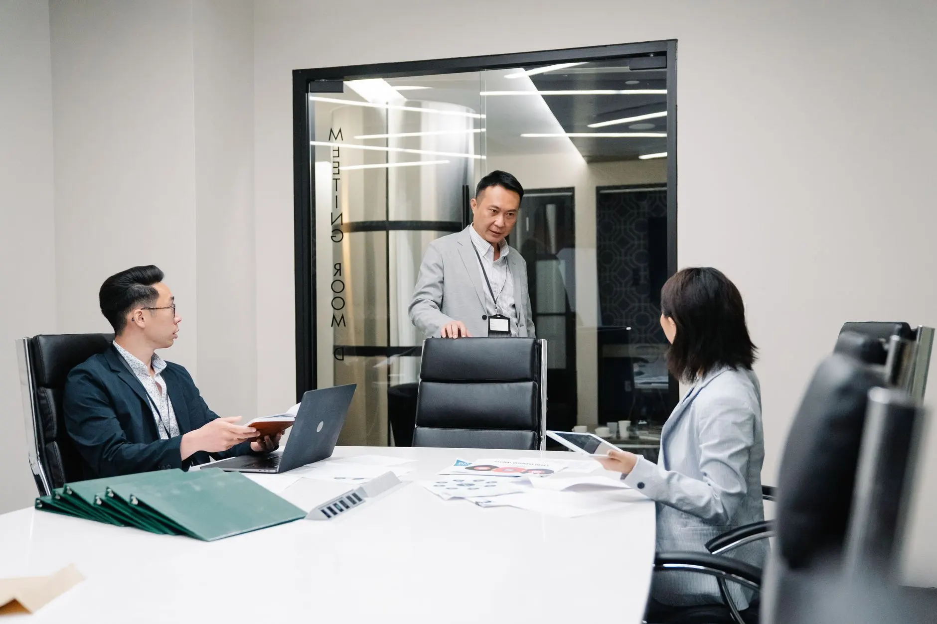 沫彩服饰2024年春季连衣裙面料工艺与版型技术解析