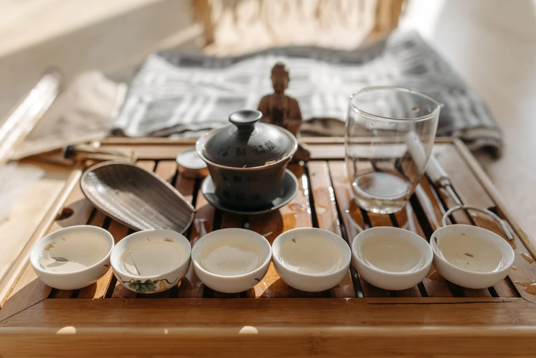 沫彩服饰风衣系列技术优势解析：版型设计与防风工艺