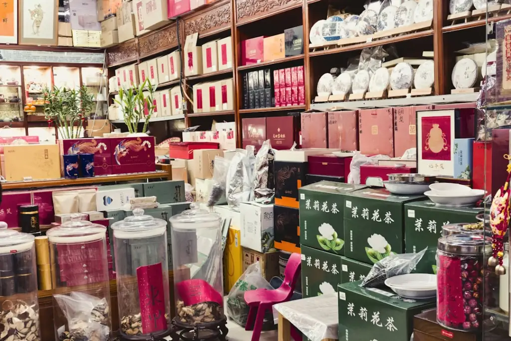 沫彩服饰品牌风衣与连衣裙产品参数对比及适用场景分析